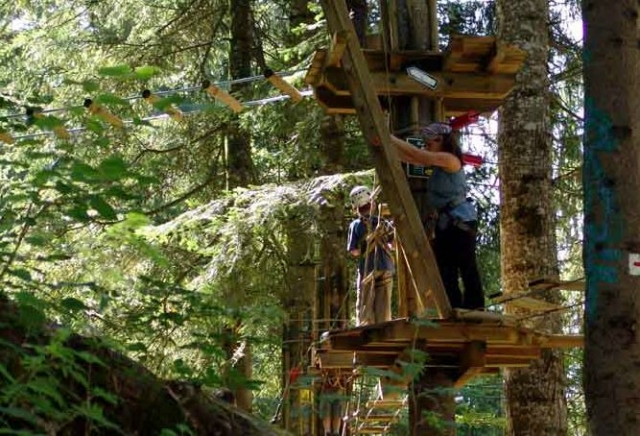  Instalaciones entre los árboles 